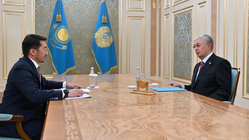 президент Казахстана Касым-Жомарт Токаев и министр исскусственного интеллекта Жаслан Мадиев