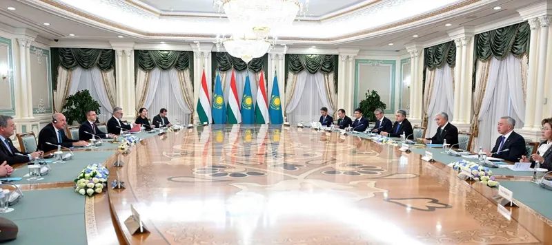 Переговыор между президентом Казахстана Касым-Жомартом Токаевым и президентом Венгрии Тамашем Шуйоком