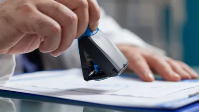 Нотариус, нотариусы, нотариат, нотариальная контора, нотариальное лицо, печать в документ, печать в документы, подписание документа, подписание документов