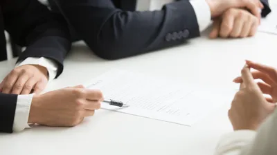 Нотариус, нотариусы, нотариат, нотариальная контора, нотариальное лицо, печать в документ, печать в документы, подписание документа, подписание документов