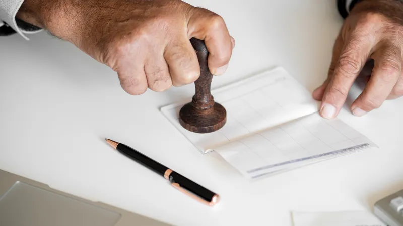 Нотариус, нотариусы, нотариат, нотариальная контора, нотариальное лицо, печать в документ, печать в документы, подписание документа, подписание документов