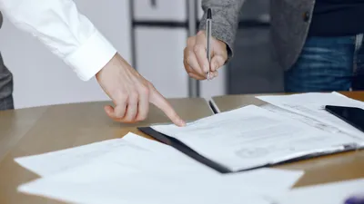 Нотариус, нотариусы, нотариат, нотариальная контора, нотариальное лицо, печать в документ, печать в документы, подписание документа, подписание документов