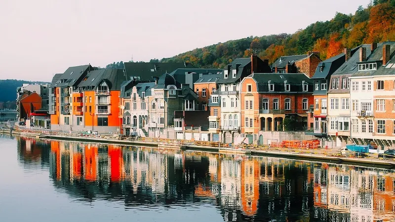 город, здания, река