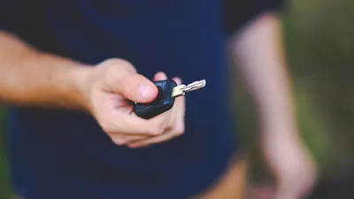 Ключ от автомобиля в руке