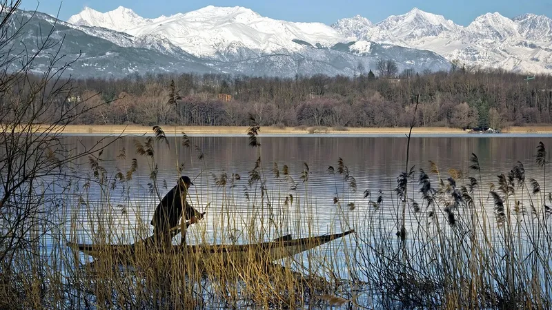 Рыбак в лодке на озере