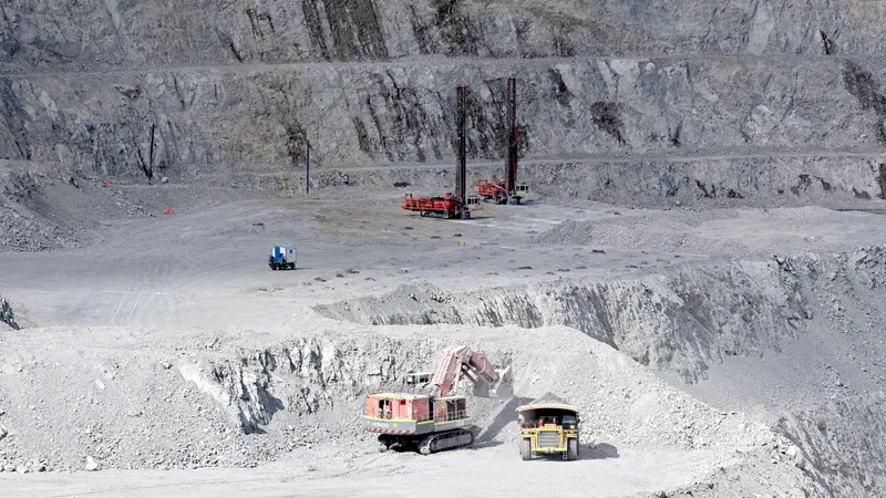 Месторождение, горнодобывающая промышленность, горная порода, полезные ископаемые, спецтехника, карьер, рудник 