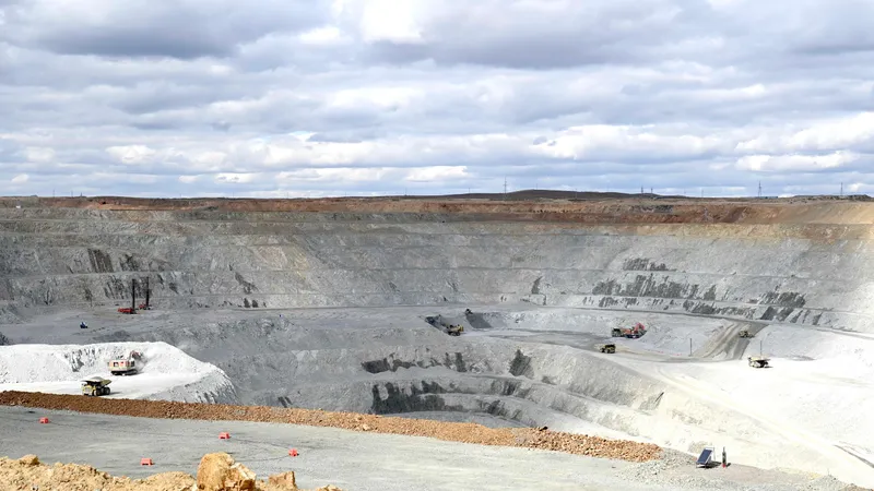 Месторождение, горнодобывающая промышленность, горная порода, полезные ископаемые, спецтехника, карьер, рудник 