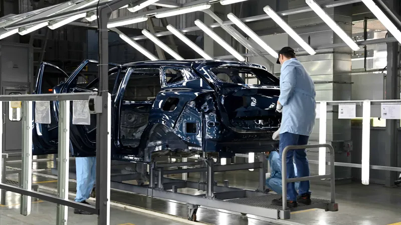 Автомобилестроение, машиностроение, машиностроительная отрасль, люди на производстве 