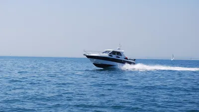 Моторная лодка на воде