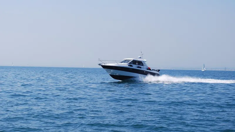 Моторная лодка на воде