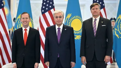 спецпредставитель Трампа Серджио Гор, президент Казахстана Касым-Жомарт Токаев, заместитель госсекретаря США Кристофер Ландау