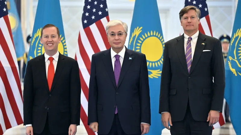 спецпредставитель Трампа Серджио Гор, президент Казахстана Касым-Жомарт Токаев, заместитель госсекретаря США Кристофер Ландау