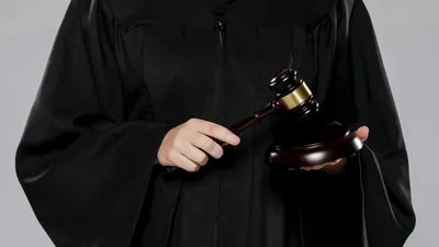 Зал суда, суд, молоток судьи, судья, приговор, решение суда, судебный процесс, зачитывание приговора, правосудие, закон, законы, судебная система 