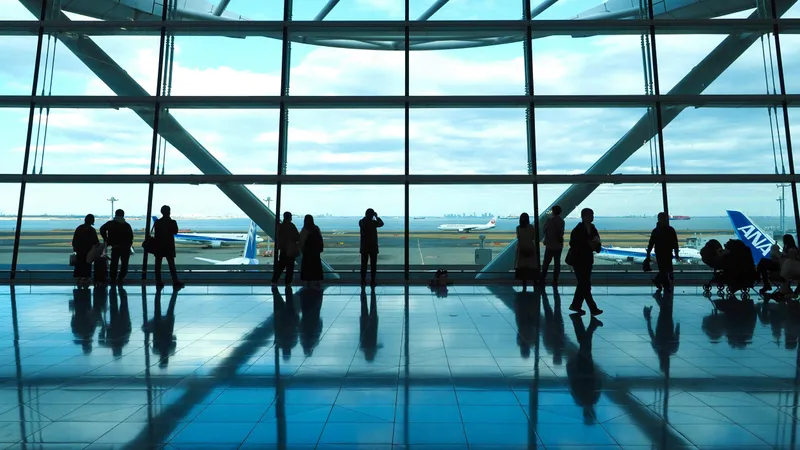 Эмигрант, эмигранты, эмиграция, мигрант, мигранты, миграция, иммигранты, иммигрант, иммиграция, приезжий, приезжие, переезд, аэропорт, люди в аэропорту, путешествие, репатриация, репатрианты, репатриант, кандас, кандасы