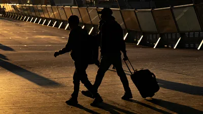 Эмигрант, эмигранты, эмиграция, мигрант, мигранты, миграция, иммигранты, иммигрант, иммиграция, приезжий, приезжие, переезд, аэропорт, люди в аэропорту, путешествие, репатриация, репатрианты, репатриант, кандас, кандасы