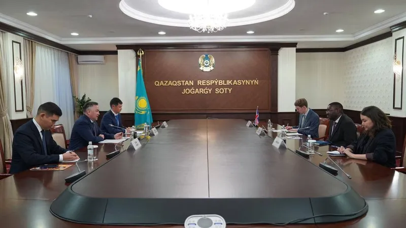 председатель Верховного суда Асламбек Мергалиев, профессор Дапо Аканде