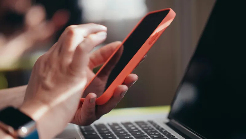 Телефон, телефон в руках, мобильный телефон, сотовый телефон, смартфон, мобильный интернет, мобильная связь, мобильный оператор, мобильные операторы, социальные сети, соцсети, соцсеть, социальная сеть