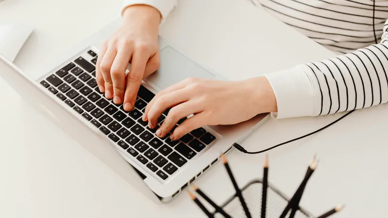 Ноутбук, работа за ноутбуком, дистанционная работа, работа на ноутбуке, удаленная работа, фриланс