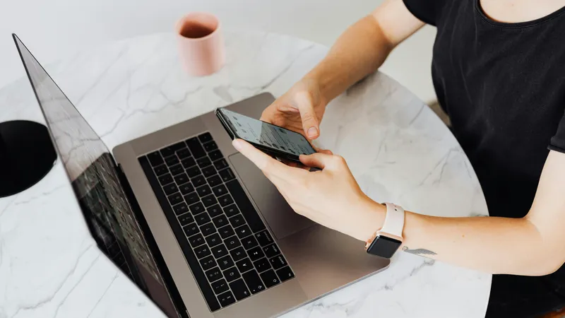 Телефон, телефон в руках, мобильный телефон, сотовый телефон, смартфон, мобильный интернет, мобильная связь, мобильный оператор, мобильные операторы, социальные сети, соцсети, соцсеть, социальная сеть