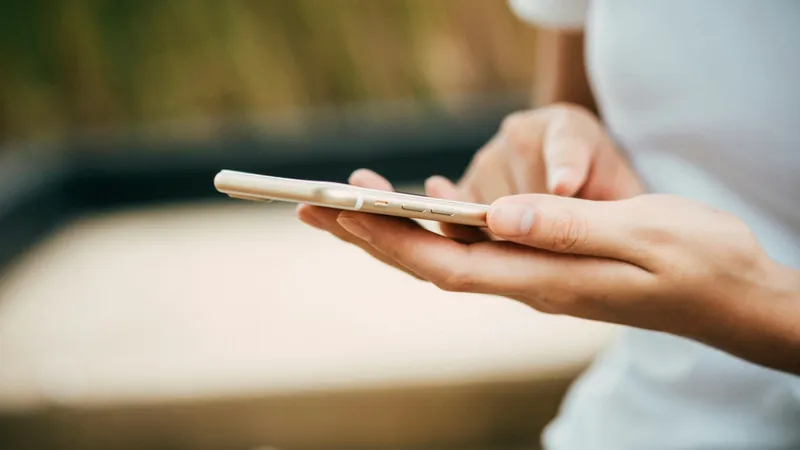 Телефон, телефон в руках, мобильный телефон, сотовый телефон, смартфон, мобильный интернет, мобильная связь, мобильный оператор, мобильные операторы, социальные сети, соцсети, соцсеть, социальная сеть