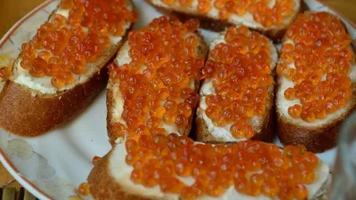 Бутерброды с красной икрой