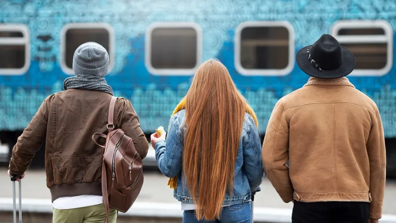 перрон, пассажиры