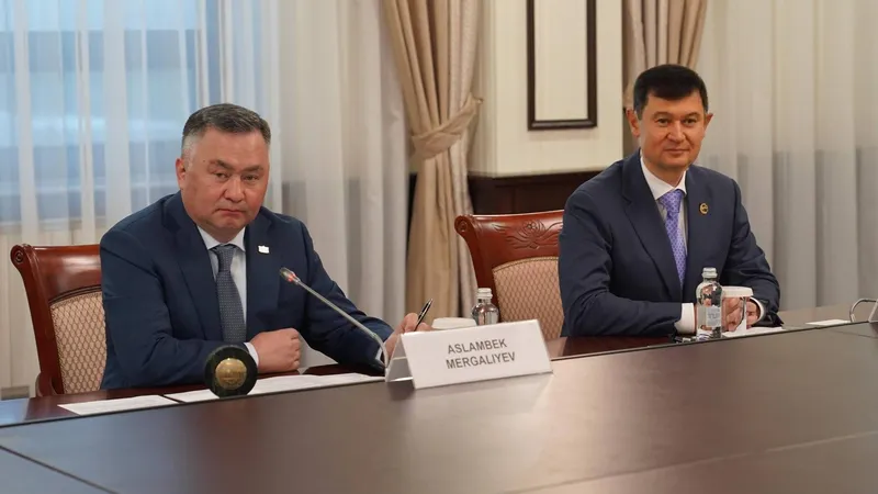 председатель Верховного суда Асламбек Мергалиев, руководитель Судебной администрации Наиль Ахметзакиров