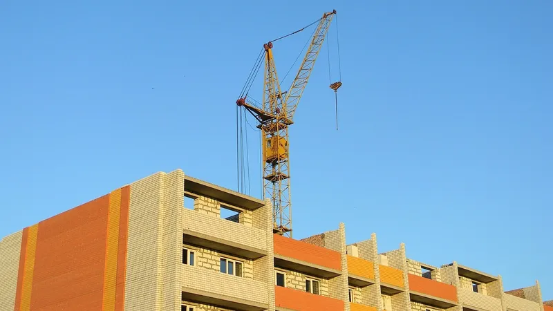 строительный кран, возведение дома