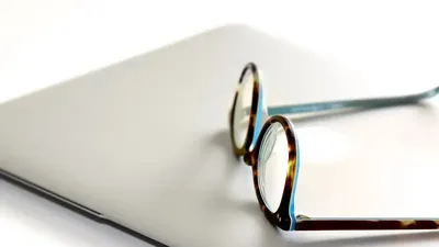 Ноутбук и очки