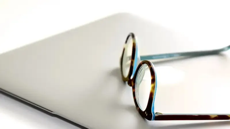 Ноутбук и очки