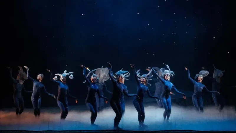 Театр, спектакль, артисты на сцене