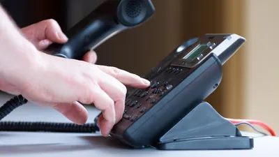 Коллектор, человек с телефоном