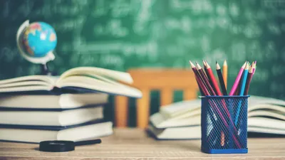 учебники, глобус, карандаши