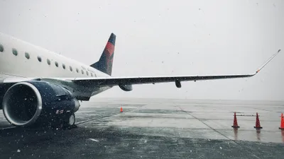 Непогода в аэропорту, снегопад, самолет, самолеты, неблагоприятные погодные условия, задержка рейса, задержка рейсов, нелетная погода, аэропорт зимой