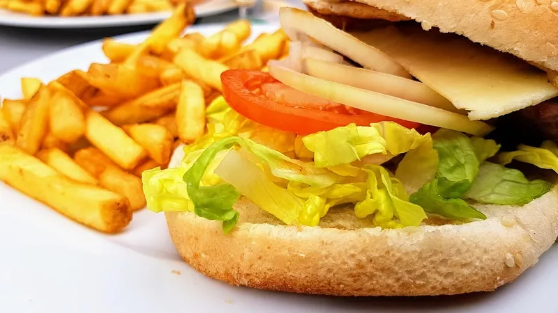 гамбургер, картофель фри