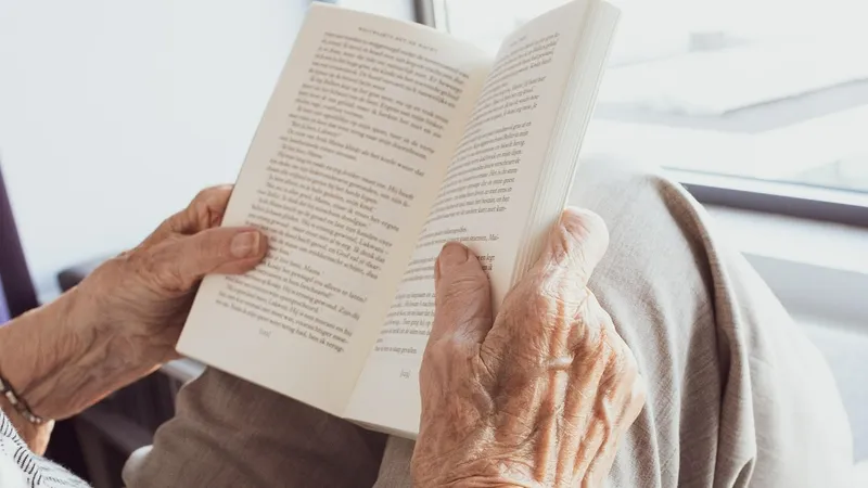 пенсионер, чтение