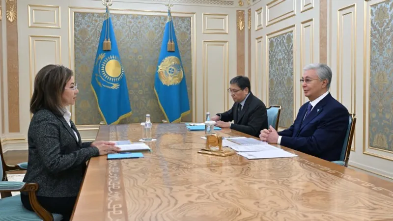 президент Казахстана Касым-Жомарт Токаев, председатель АРРФР Мадина Абылкасымова