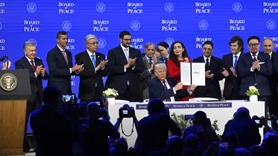 Дональд Трамп, подписание устава 