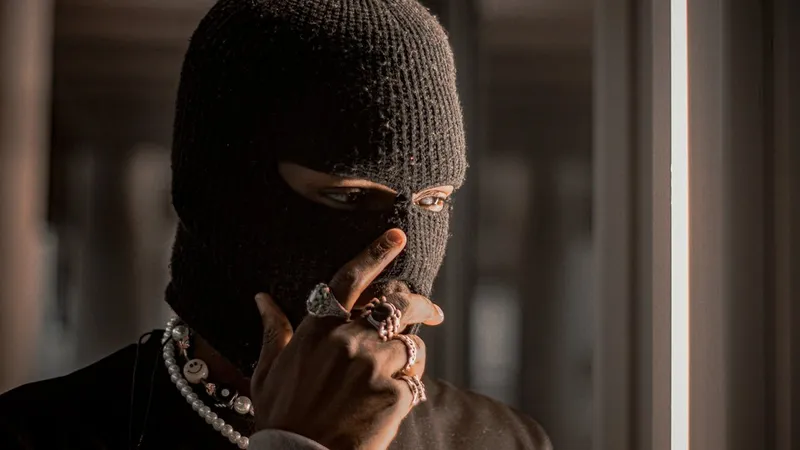 преступник, грабитель