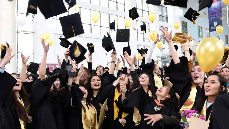 Студенты, выпускники вузов, вручение дипломов, диплом о высшем образовании, вручение диплома