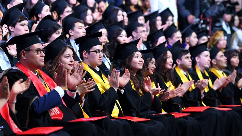 Студенты, выпускники вузов, вручение дипломов, диплом о высшем образовании, вручение диплома