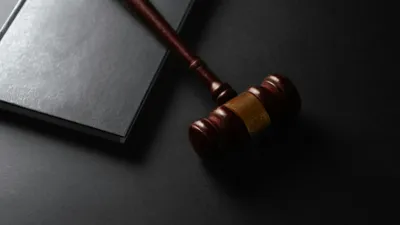 Зал суда, суд, молоток судьи, судья, приговор, решение суда, судебный процесс, зачитывание приговора, правосудие, закон, законы, судебная система 