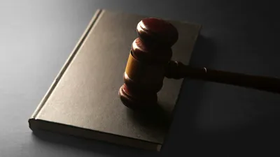 Зал суда, суд, молоток судьи, судья, приговор, решение суда, судебный процесс, зачитывание приговора, правосудие, закон, законы, судебная система 