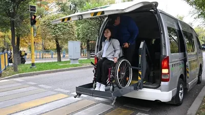 Инватакси, женщина в инвалидном кресле