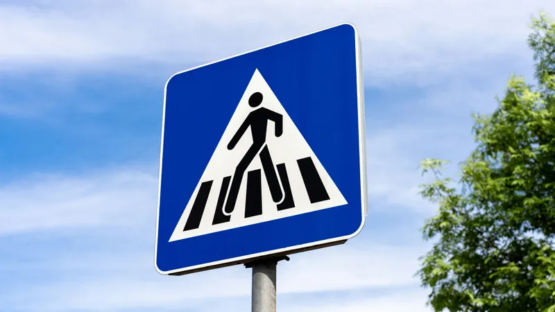 Пешеходный переход, дорожный знак 