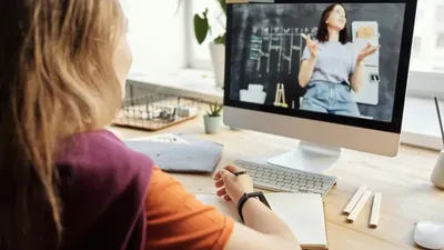 Коуч, женщина перед ноутбуком, онлайн-обучение