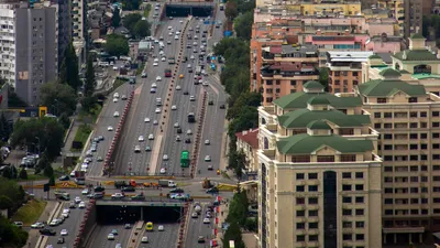 Новостройки в Алматы, высотные дома, жилые дома Алматы, жилой дом, жилье, квартира, новостройка, новостройки, новостройки в Алматы, ЖК в Алматы, дорога, машины, автомобили, дорожное движение 