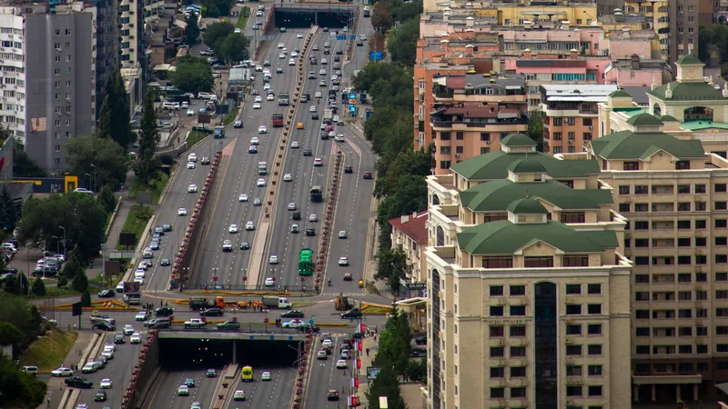 Новостройки в Алматы, высотные дома, жилые дома Алматы, жилой дом, жилье, квартира, новостройка, новостройки, новостройки в Алматы, ЖК в Алматы, дорога, машины, автомобили, дорожное движение 