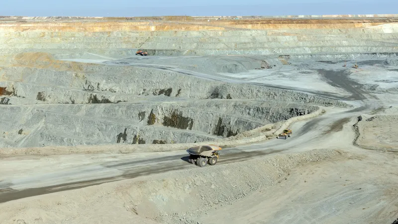 Месторождение, горнодобывающая промышленность, горная порода, полезные ископаемые, спецтехника, карьер, рудник 