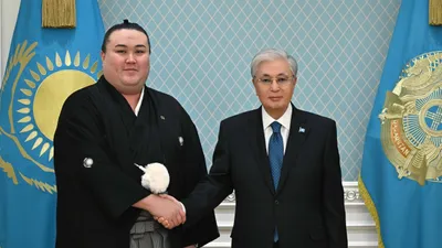 президент Казахстана Касым-Жомарт Токаев и сумоист Ерсин Балтагул